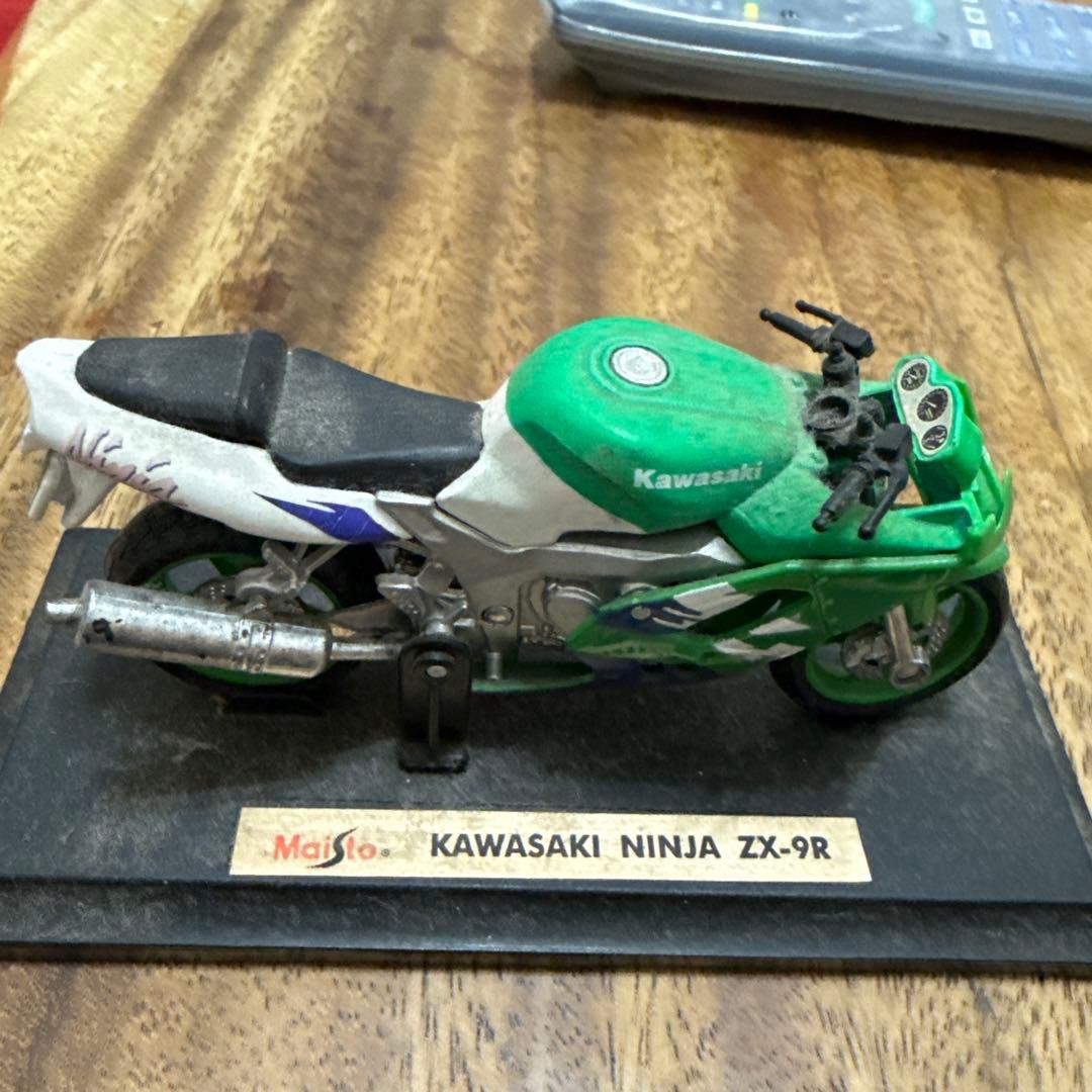 Kawasaki Ninja ZX-9R ミニカー 1/18