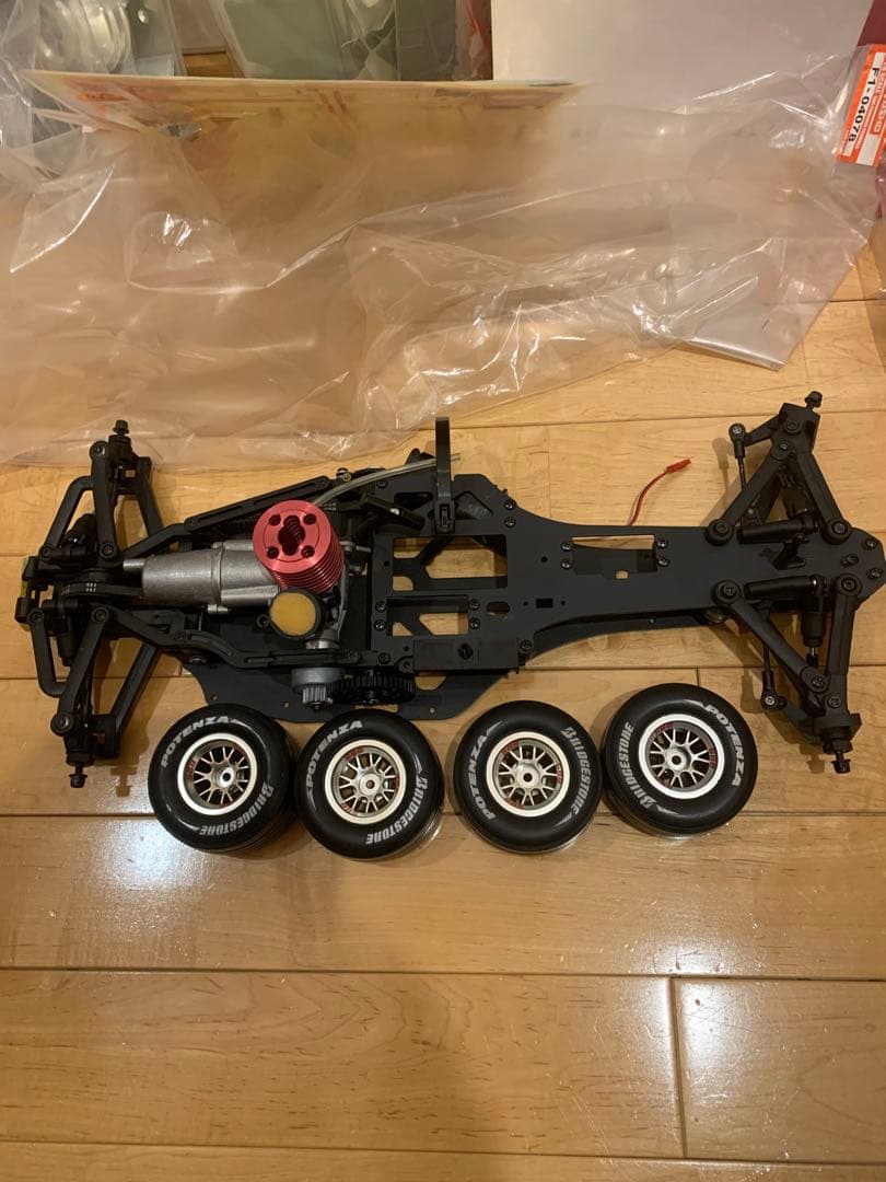 ディアゴスティーニ　1/8F1エンジンカーラジコン　フェラーリF2004 京商