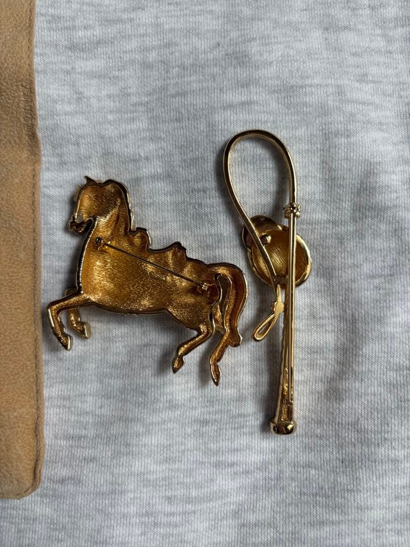 grosse 馬と鍵のデザインブローチ