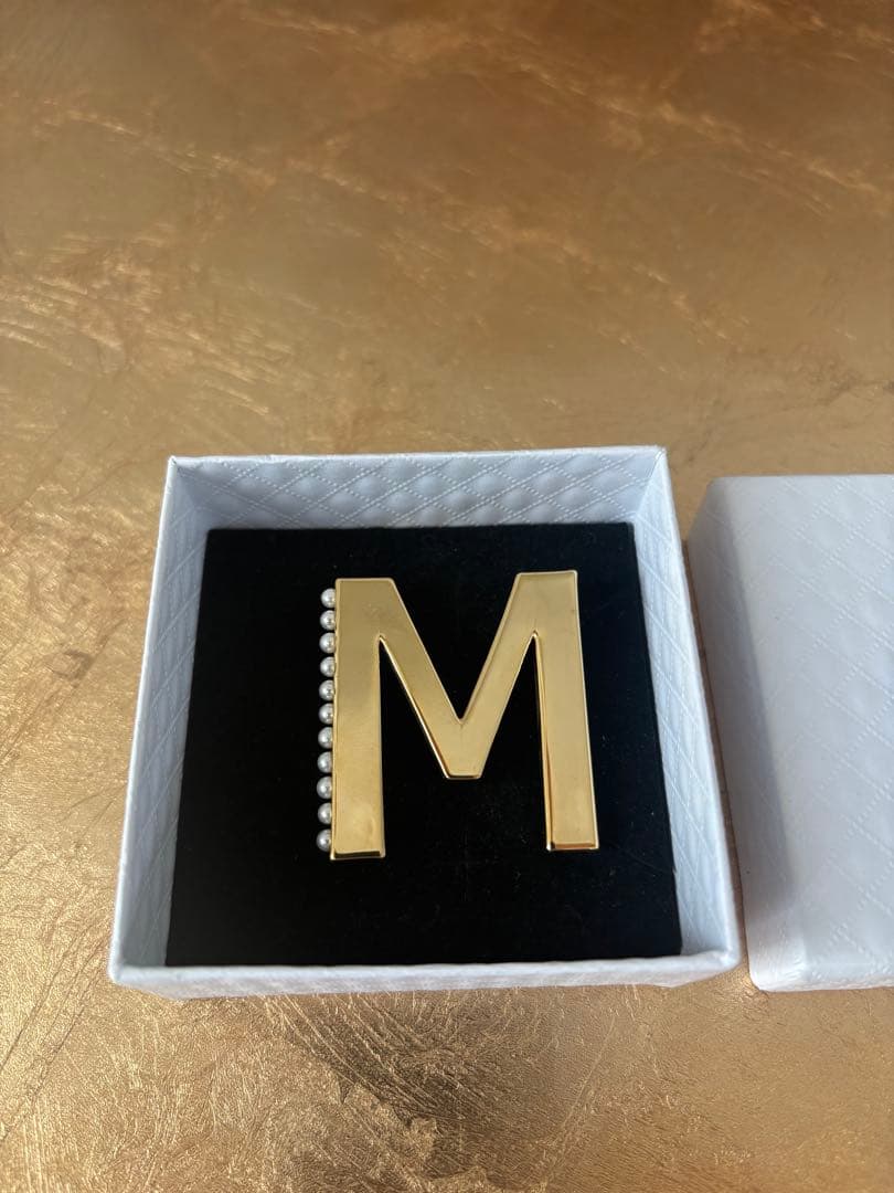 ステラハリウッド　ゴールド M ブローチ