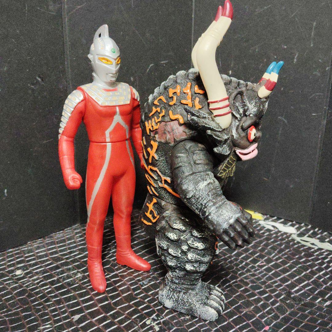 しんウルトラ怪獣旧型ソフビカプセル怪獣、グドンvsツインテール、EXゴモラ