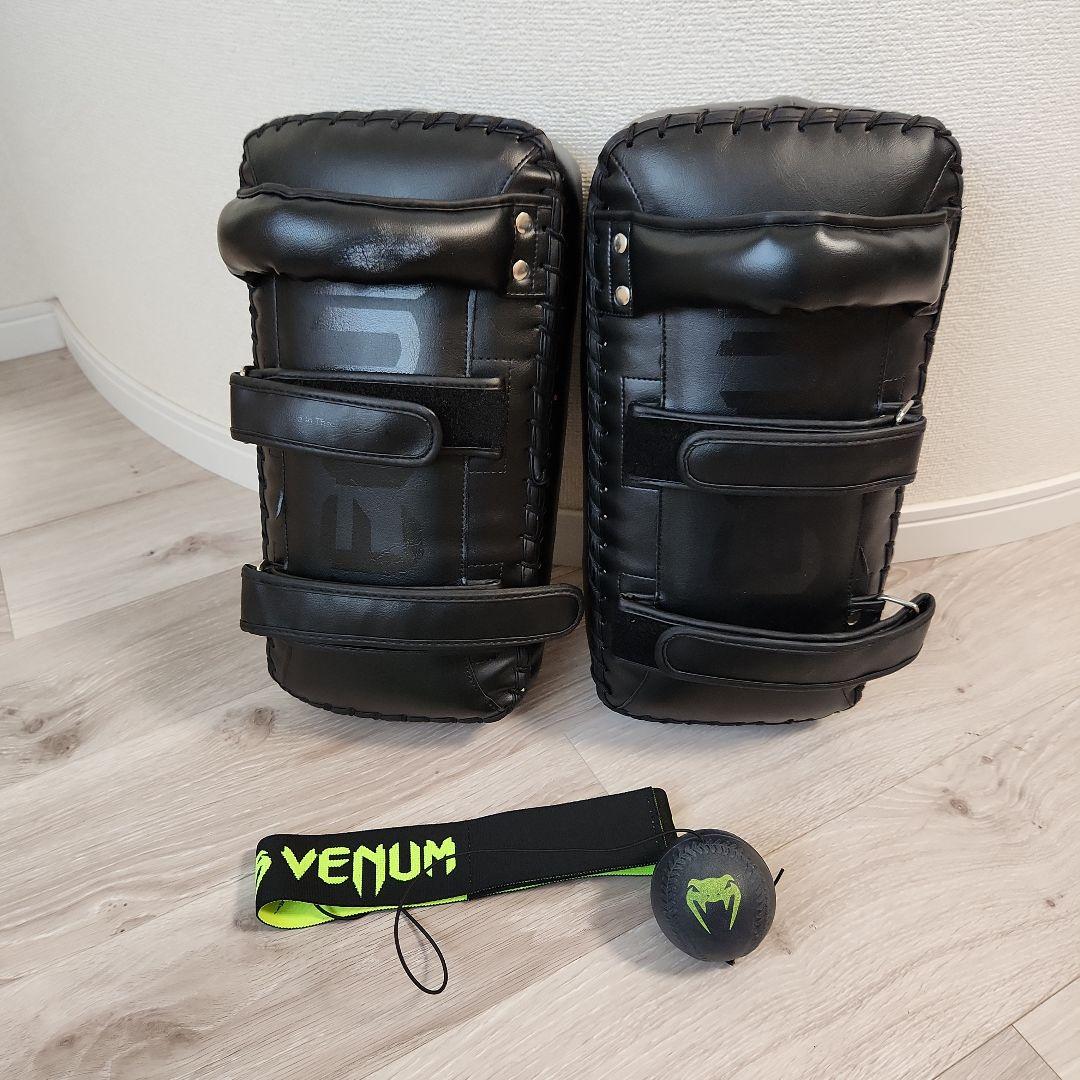 VENUM パンチングミット 黒 グローブ10oz