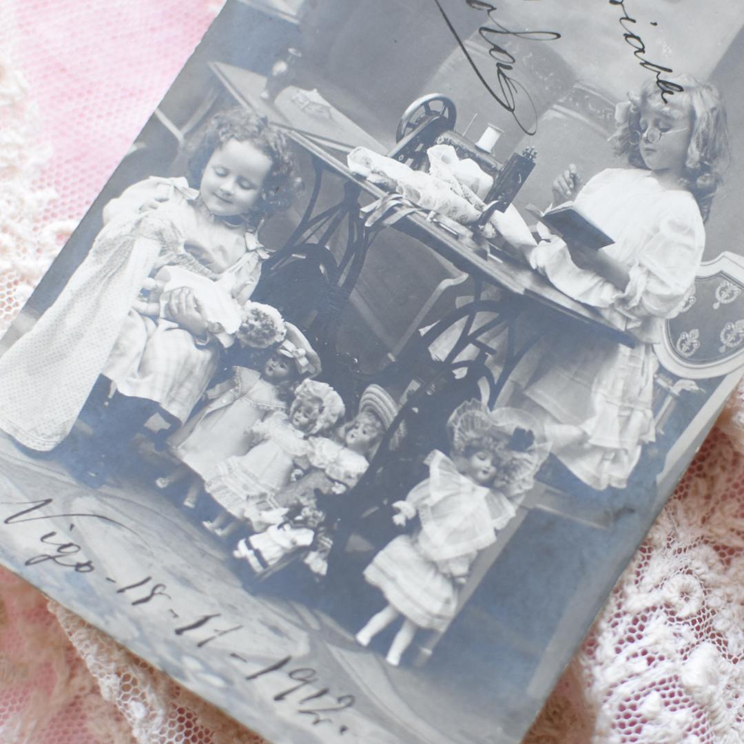 *アンティークポストカード　少女デザイナーとお人形のドレスショップ　1912年