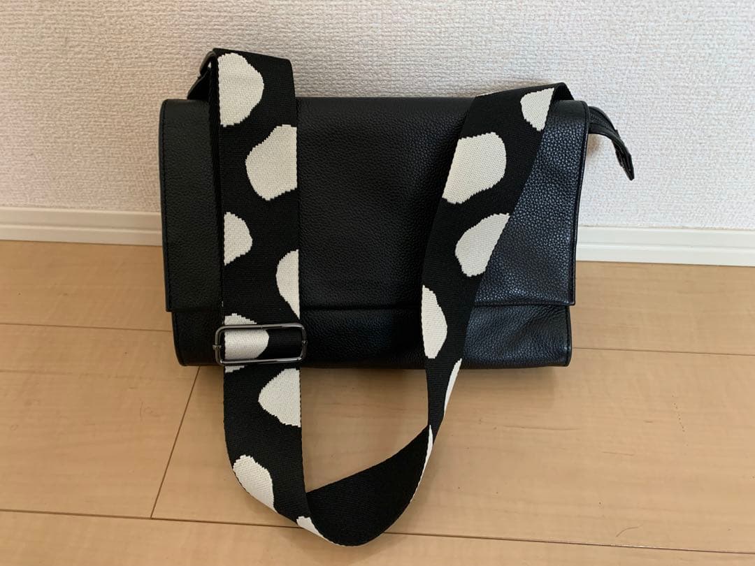 イアハピヨネ　ワイドテープショルダーバッグ