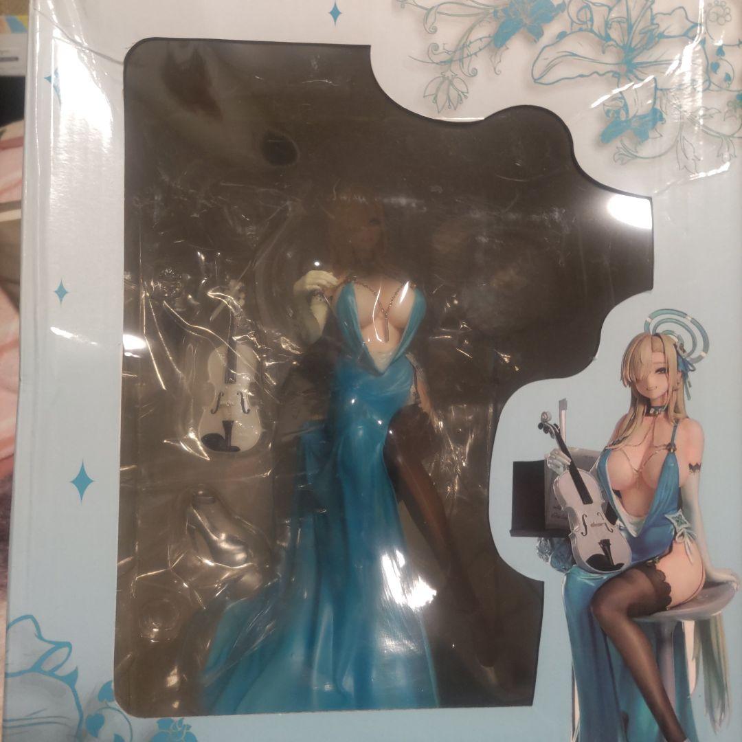 バイオリンを持つセクシーなフィギュア