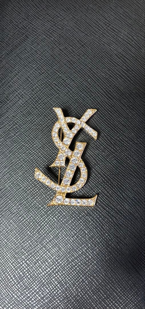 YSL ロゴ ブローチ ストーン装飾