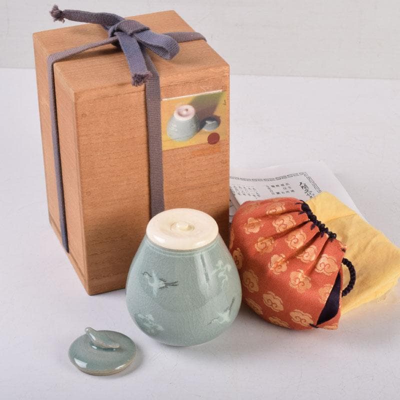 韓国人間文化財　柳海剛（柳根瀅）作　高麗青磁　象嵌鶴文　茶入　共箱　V　8407