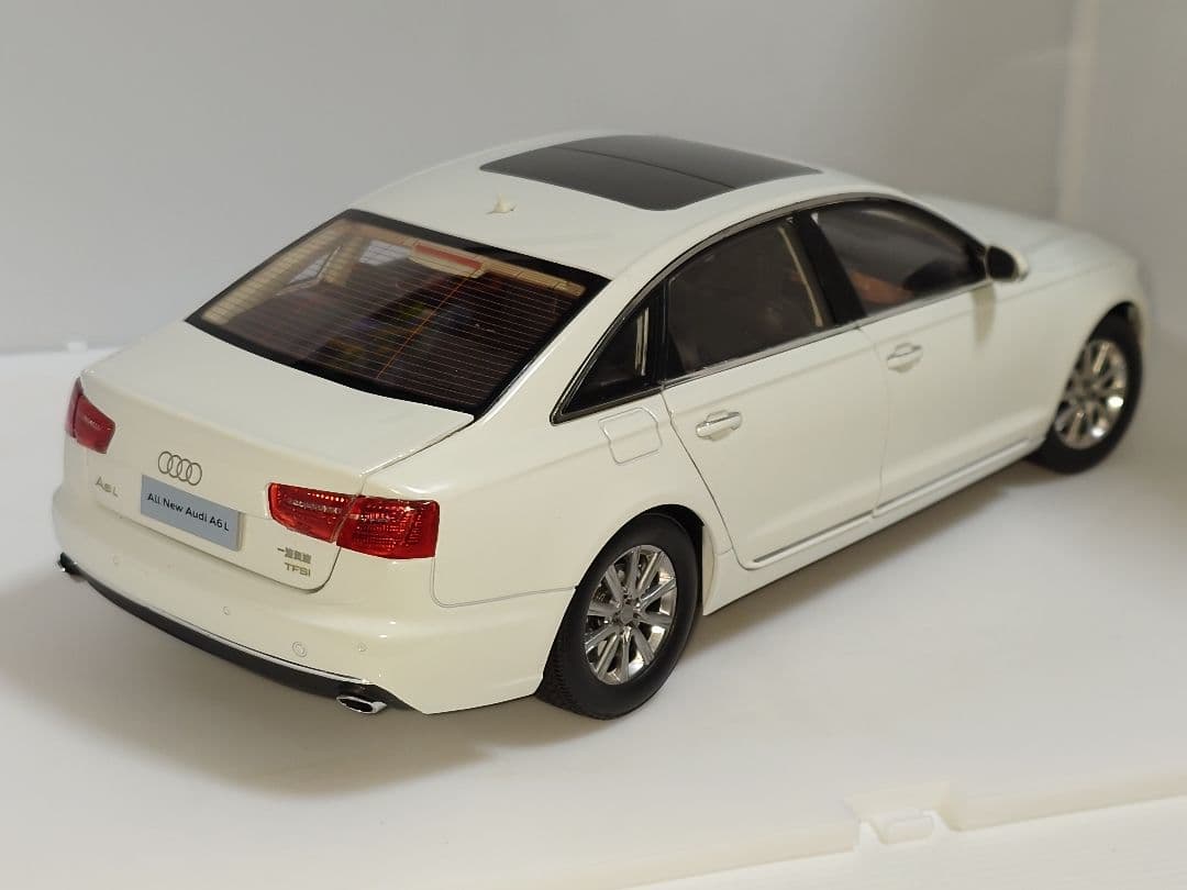 希少 海外流通品 Audi A6L 1/18 ミニカー ホワイト