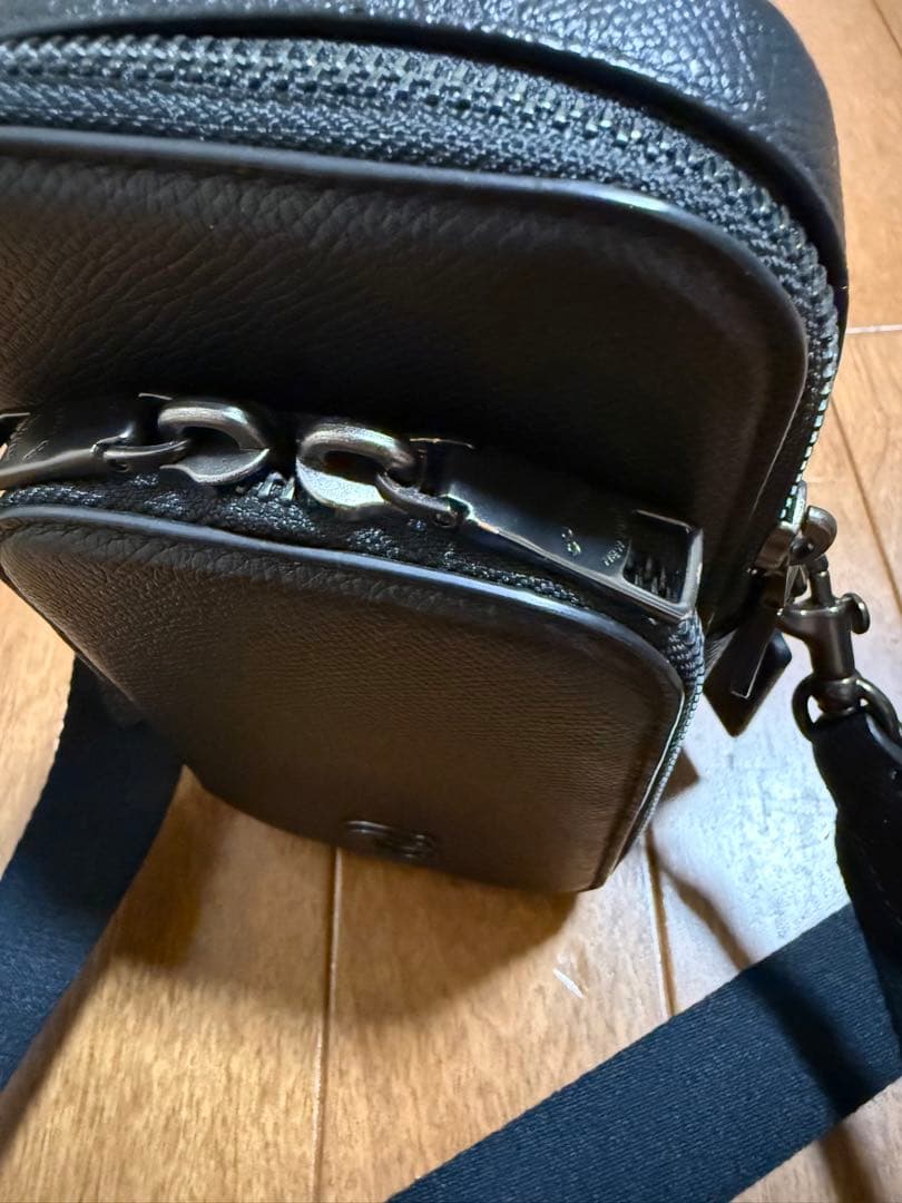 COACH ブラック スマホショルダーバッグ　セール中
