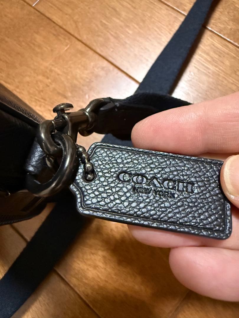 COACH ブラック スマホショルダーバッグ　セール中