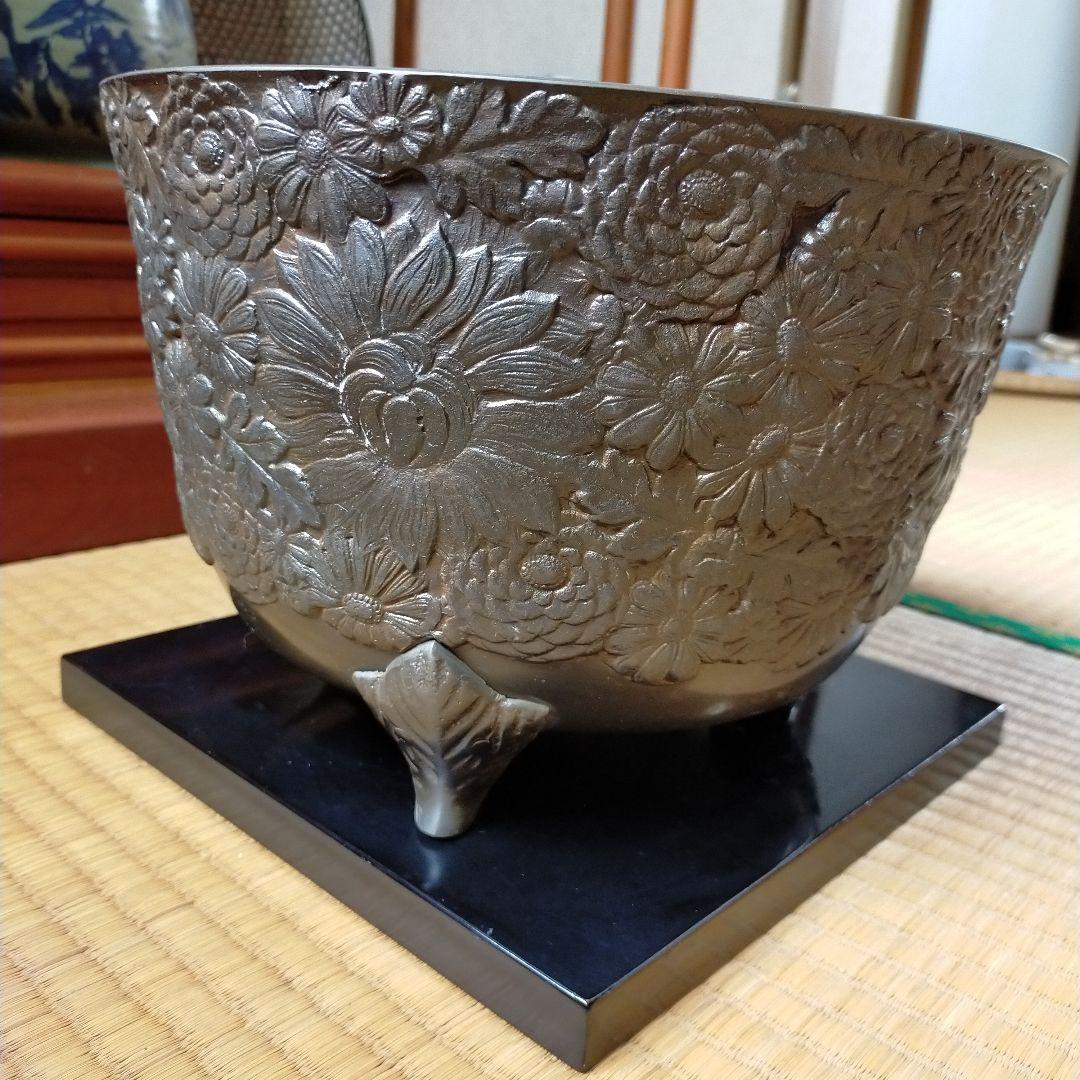 砂張銅　 総菊紋　花柄彫刻 　瓶掛 　茶道具　3本脚付き　福島房秀作　　美品
