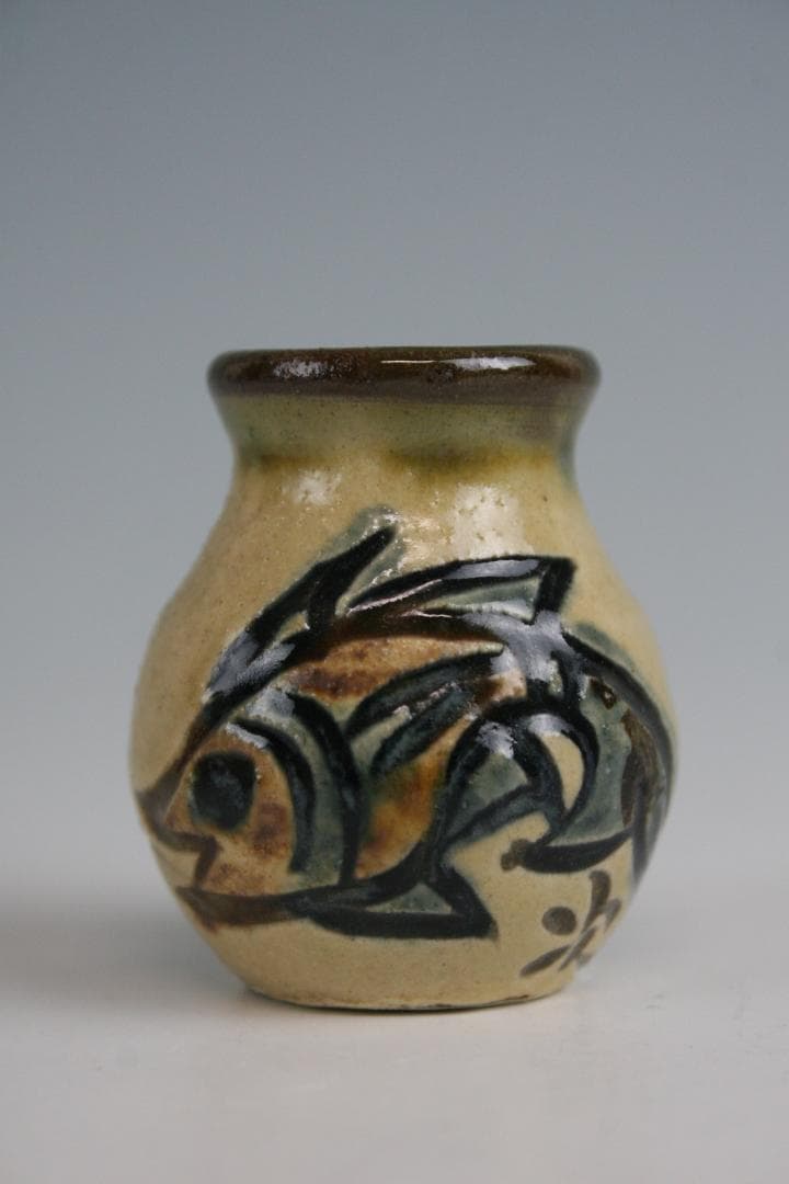 壺屋焼 人間国宝 金城次郎 作　魚文小壺（楊枝壺）