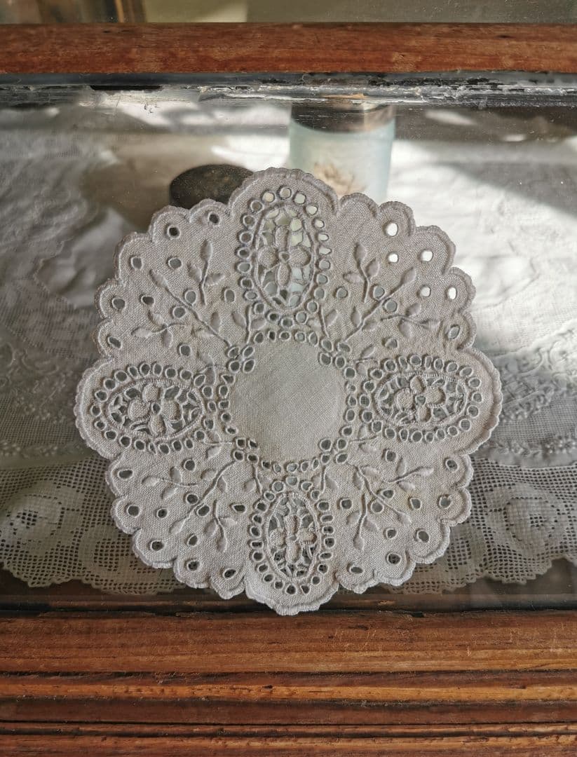 アンティーク オープンカットワーク アイレット刺繍 フラワーリム リネンドイリー