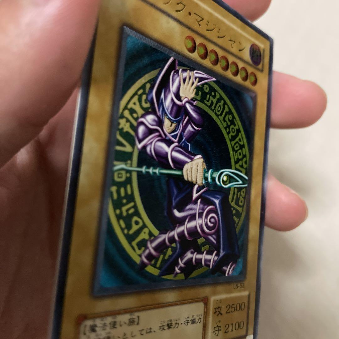 【超美品】遊戯王 ブラック・マジシャン　レリーフ　初期