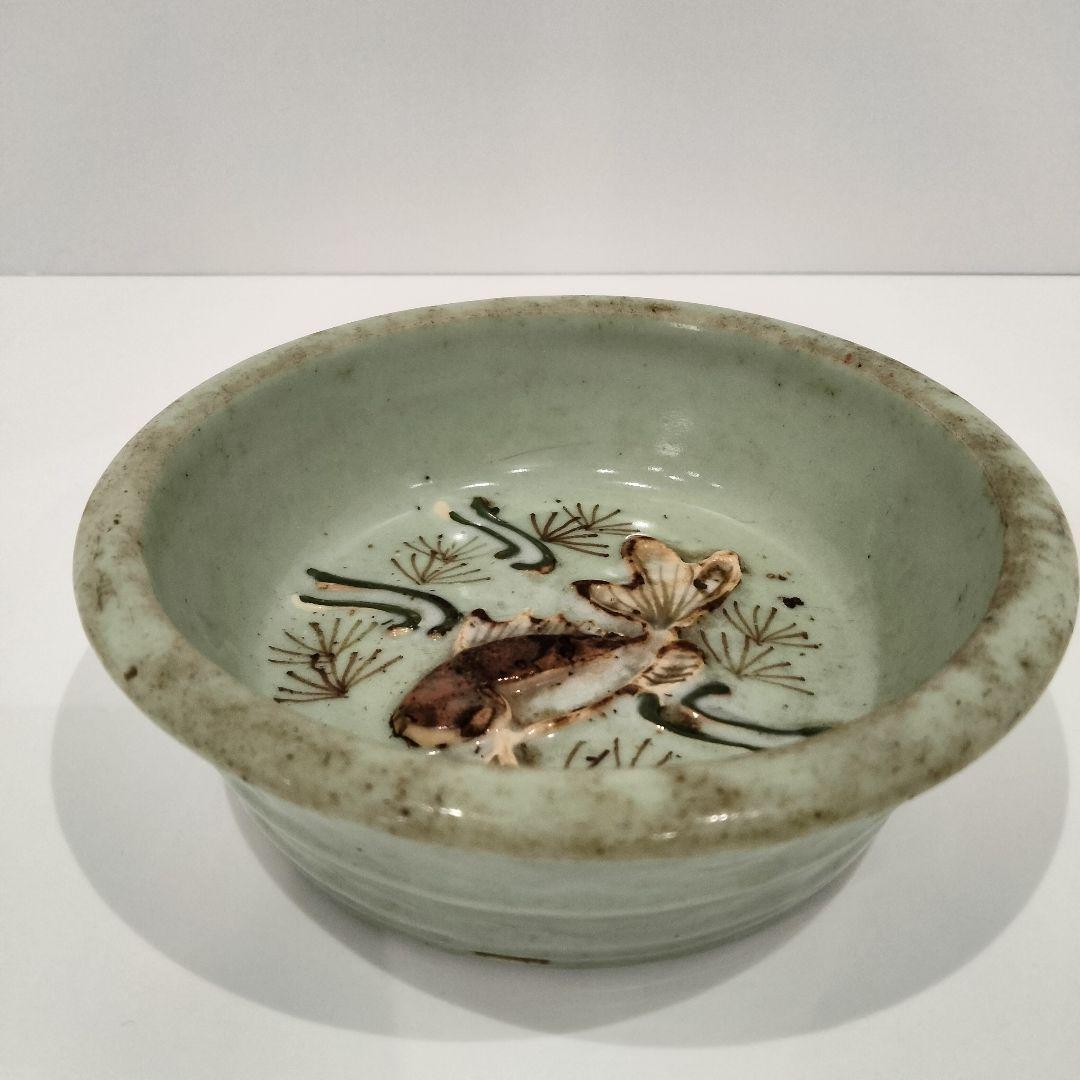 v140　青磁鉢 金魚文彫刻 在銘 極上浮彫金魚図 深皿　Q