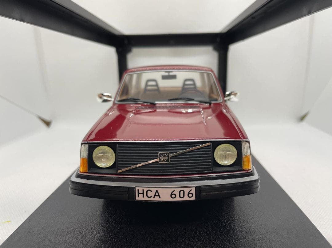 104-048 Cult 1/18 ボルボ 244DL red 1975
