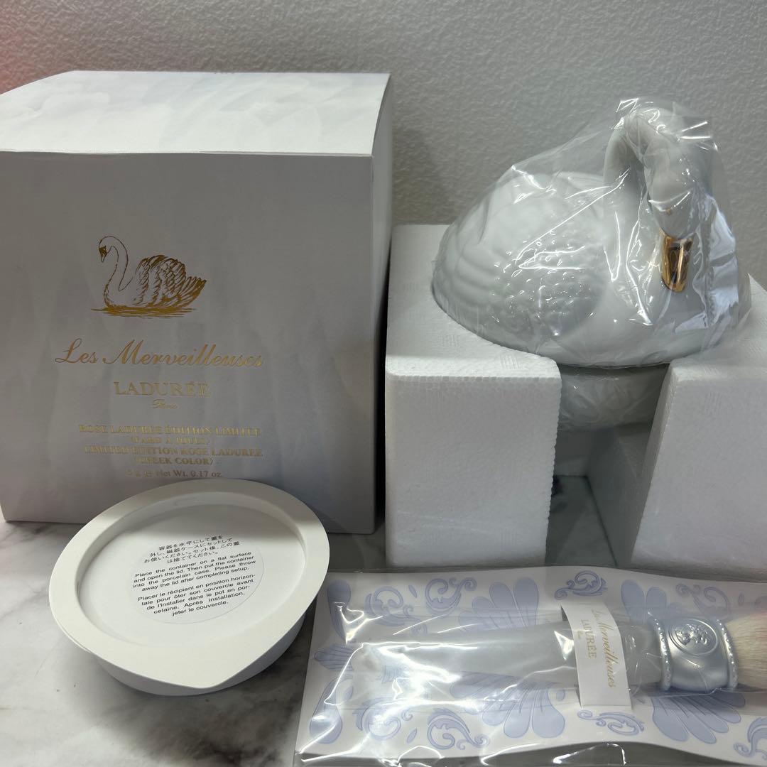 新品 Ladurée リミテッドエディションチーク　ブラシ付き