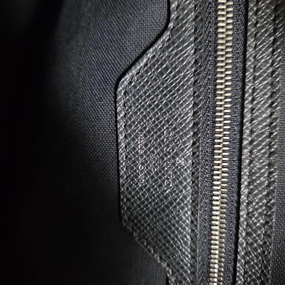 ブラックビジネスバッグ 合成皮革　ルイヴィトン