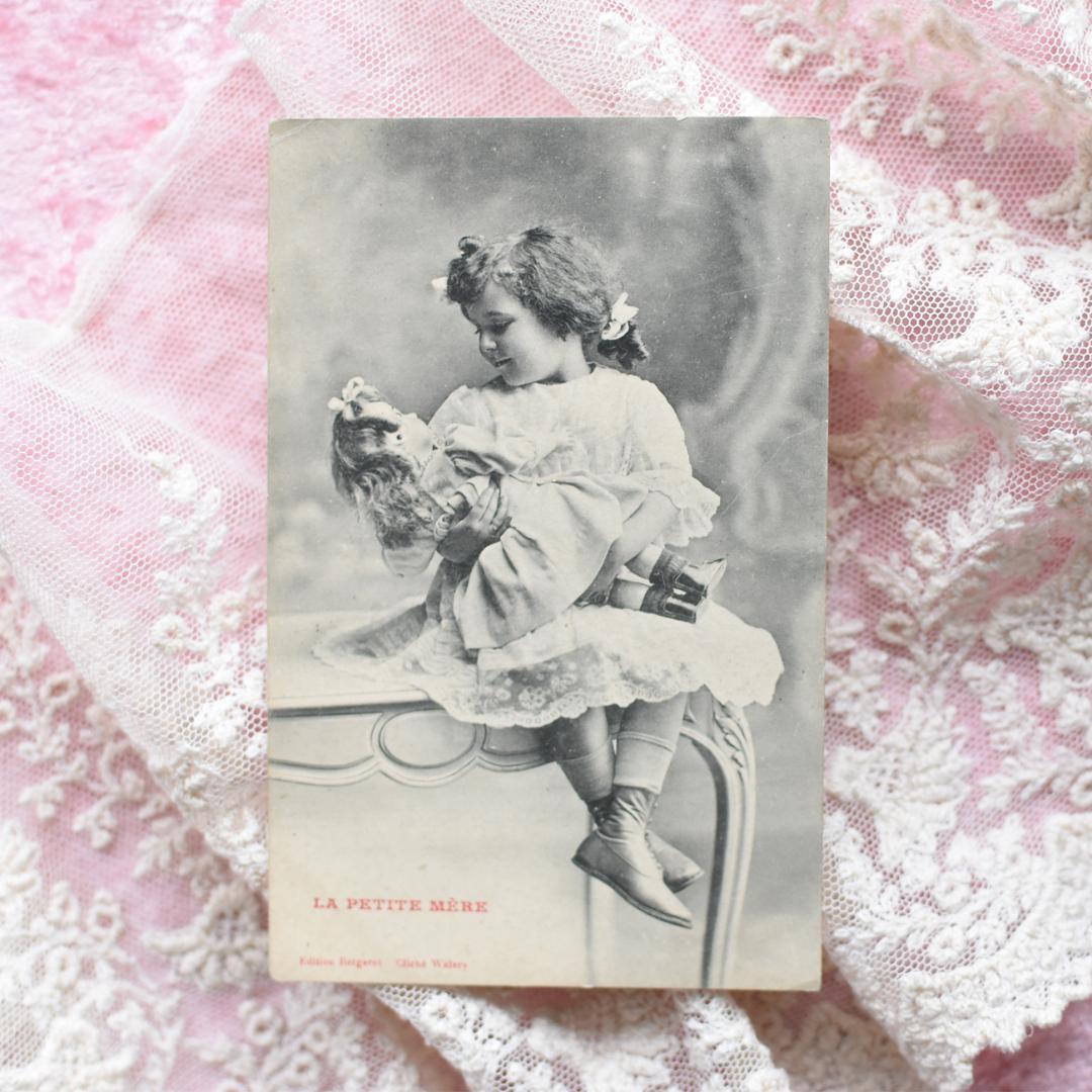 *アンティークポストカード　大きなお人形を抱く愛らしい少女