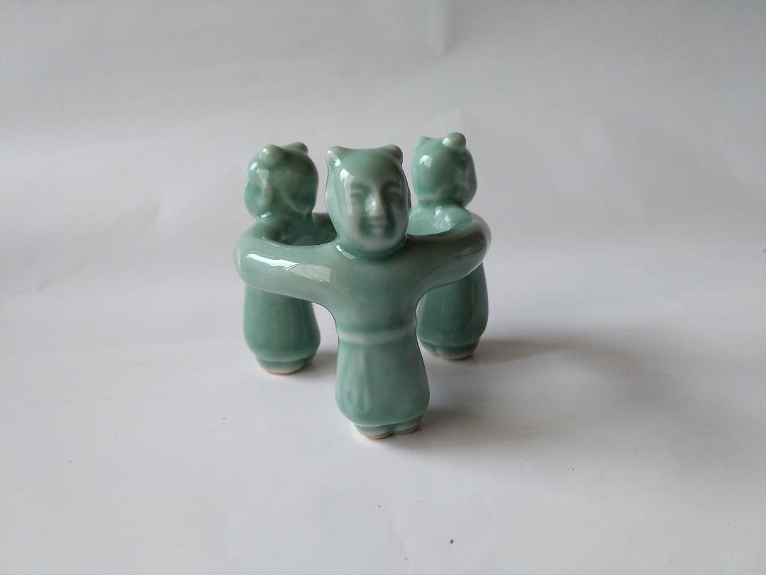 青磁 三閑人 三ツ人形 蓋置 陶芳 作 共箱 美品 です。