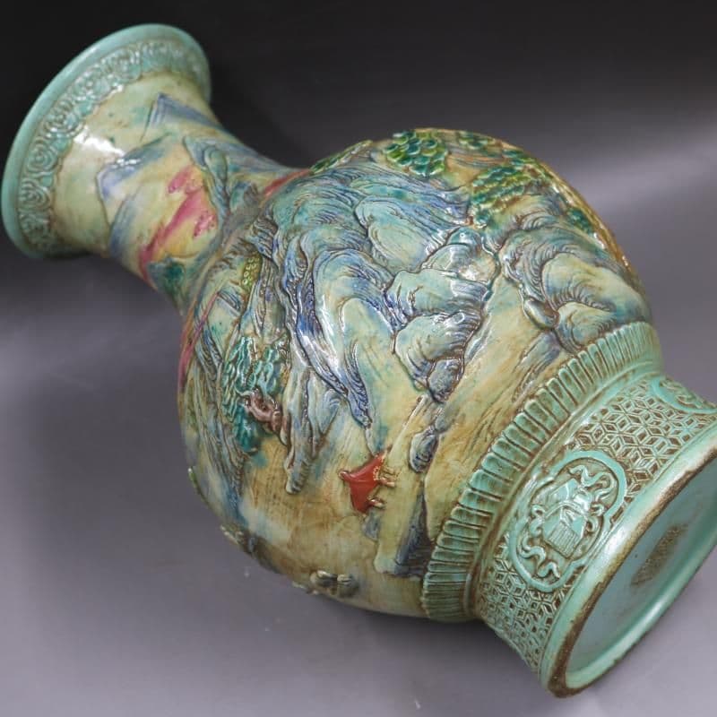 清乾隆粉彩浮彫刻山水魚尾瓶 景徳鎮 陶磁器 装飾品 工芸品美術品 置物