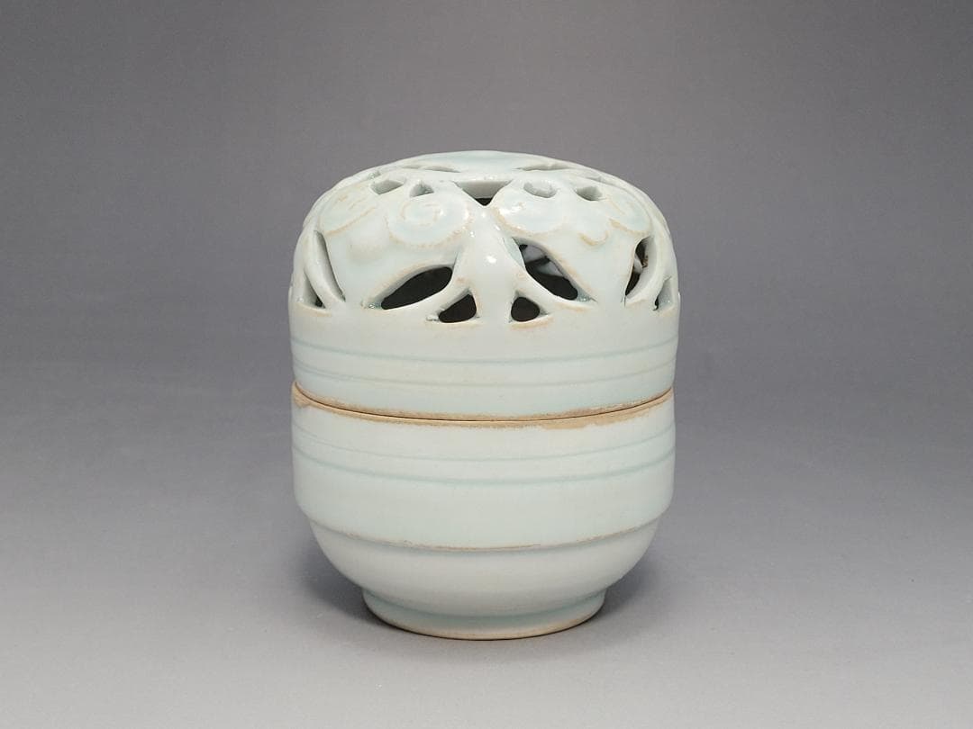 青白釉 陽透刻紋 蓋香炉 宋元時代 高さ約9.9cm