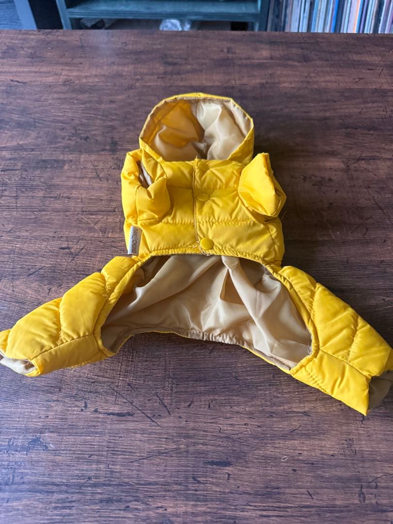 注目【美品】MONCLER 犬服 フード付き黄色 小型犬用