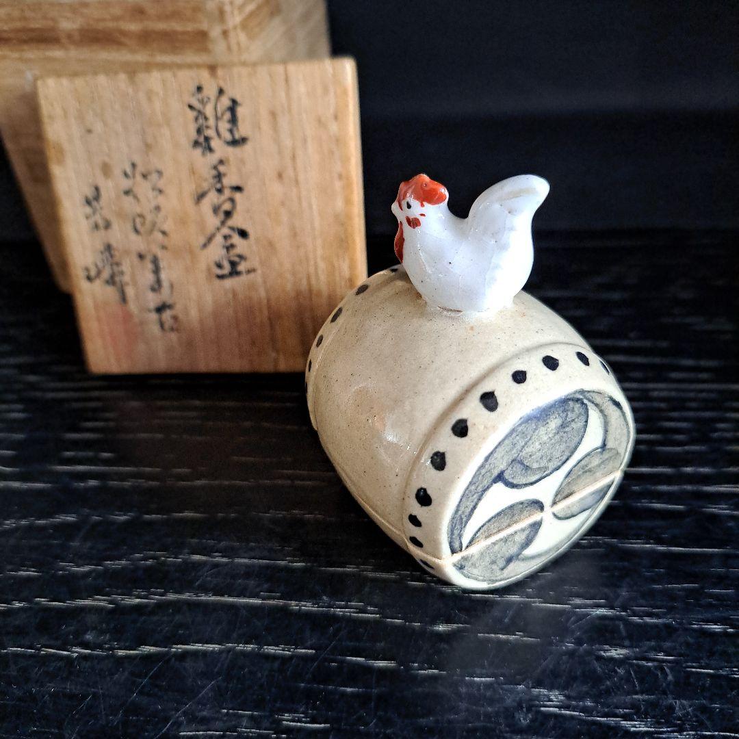 茶道具　鶏　香盆　芳崎作　松吹窯　　白磁赤絵 共箱　共布　名入　三つ巴太鼓型
