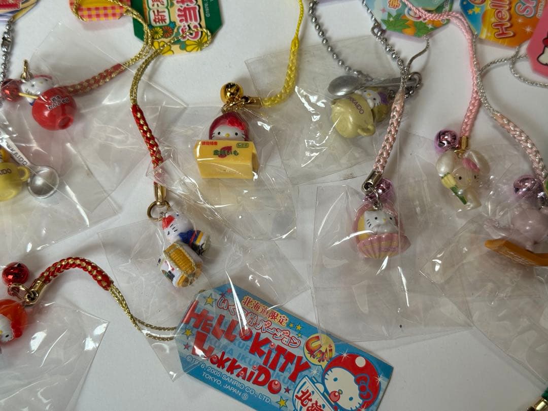 d*2様 ハローキティ 根付、ストラップ　地域限定多数　おまけつき