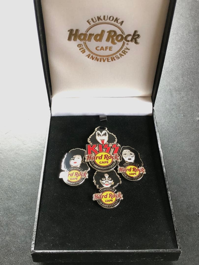 ハードロックカフェ福岡　6thアニバーサリー　キッスパズルピンバッジ　化粧箱付き