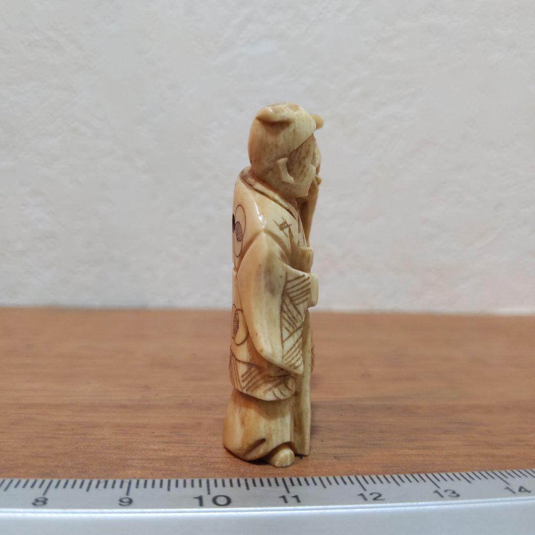 時代提げ物 人物根付 天然素材 在銘【酒器持つ翁】高さ約5.2cm 重さ約19ｇ