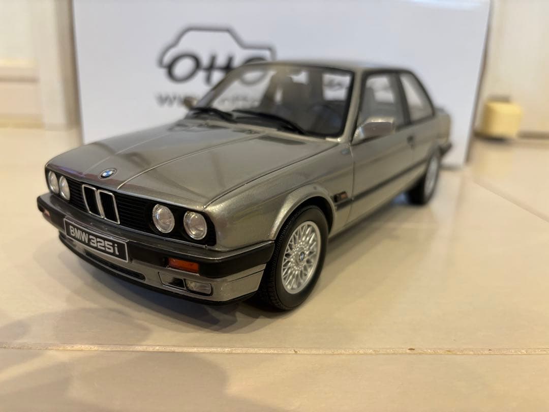 BMW 325i E30 silverミニカー Otto mobile 1/18
