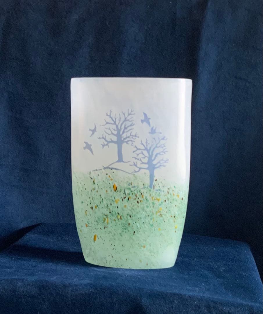 繊細な上手書きガラスの花瓶 ー木と鳥のデザインデフォルメ化された作風　スエーデン