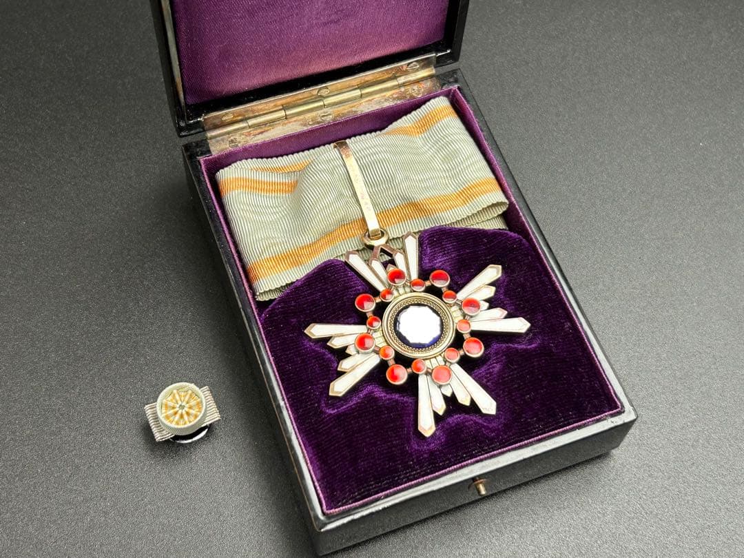 【送料無料】勲三等瑞宝章 戦時中製造版 日本軍 勲章 記章 記念章 階級章 将校