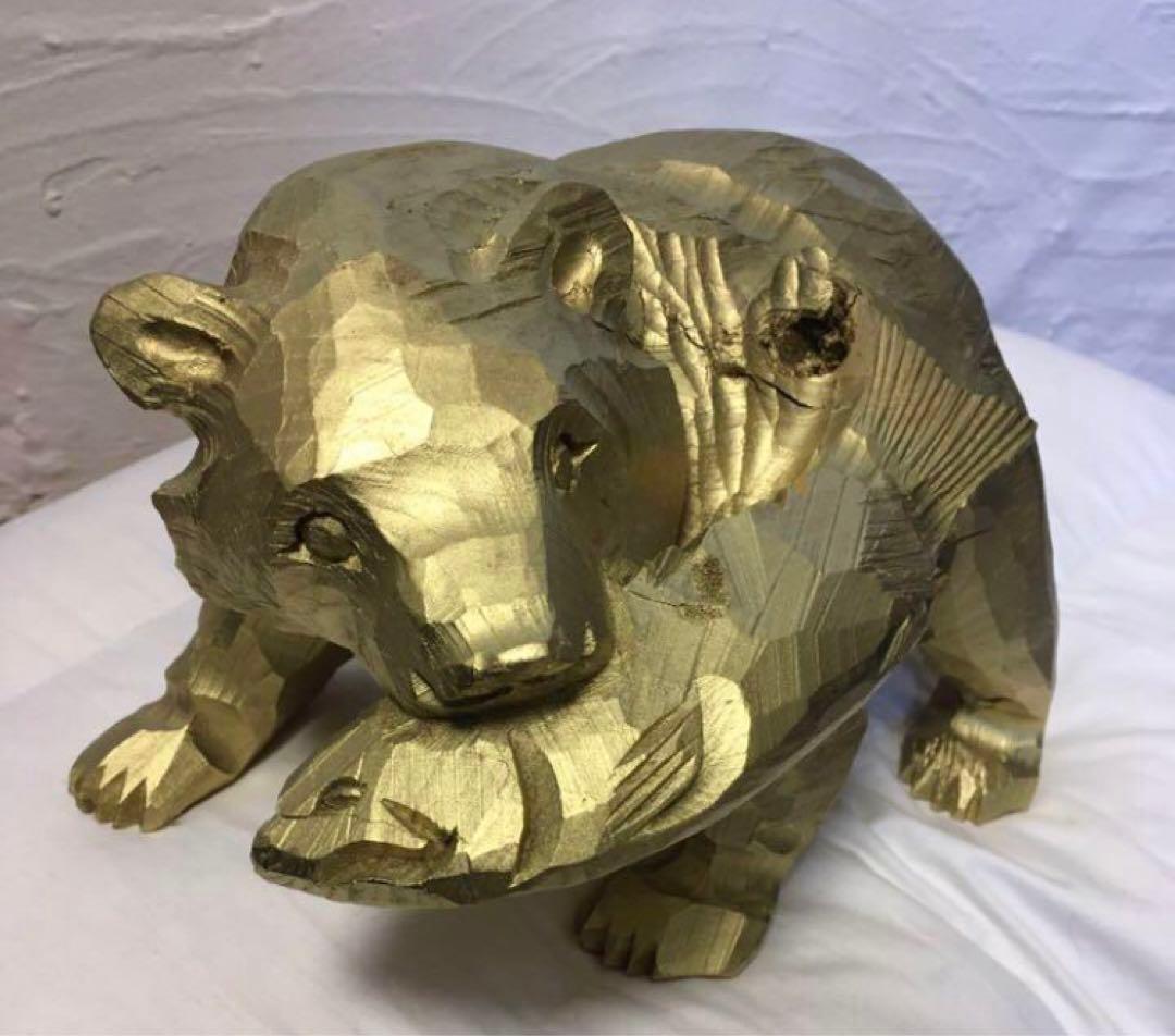 木製クマと魚の彫刻 金色
