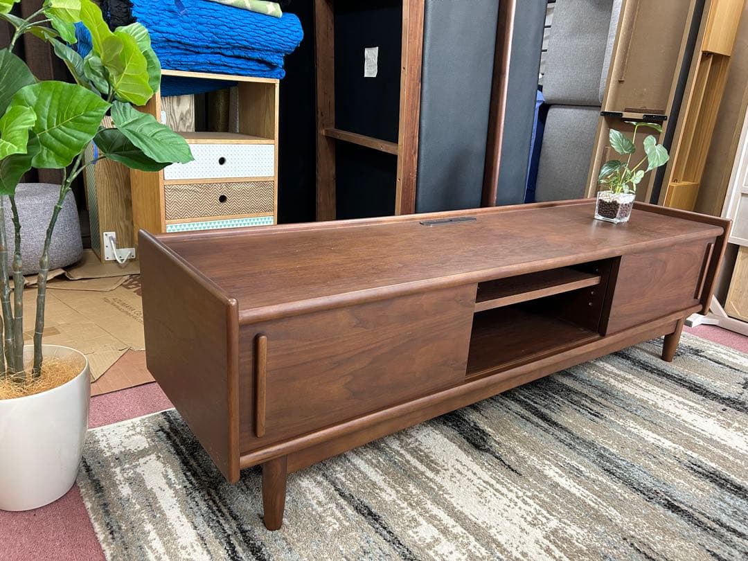 重厚な無垢材をふんだんに使用したローボード