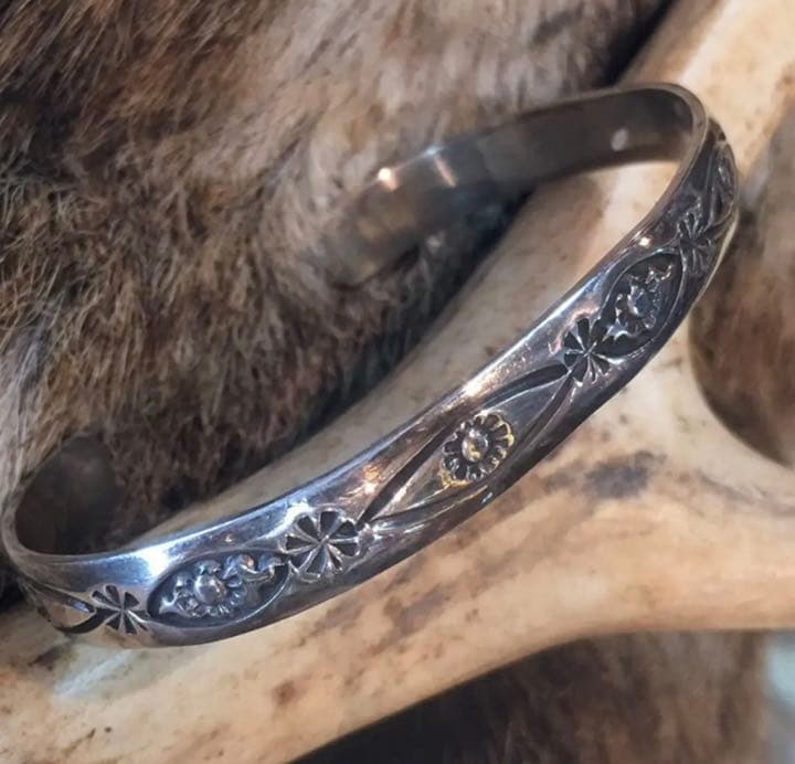 インディアンジュエリー　シルバー925バングル　ヴィンテージ 手彫り　1点モノ