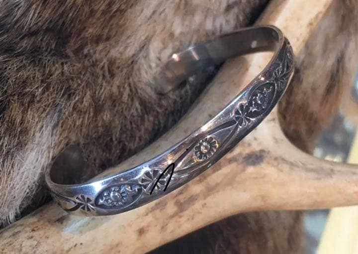 インディアンジュエリー　シルバー925バングル　ヴィンテージ 手彫り　1点モノ