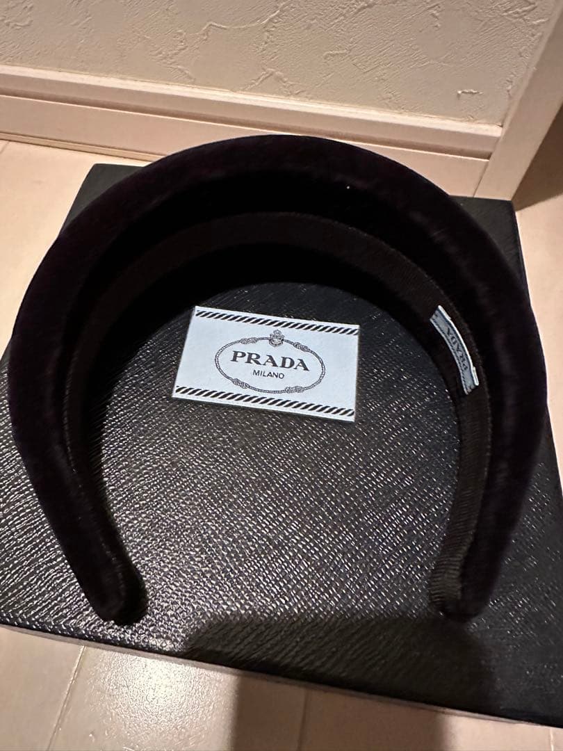 可愛い♡高級感♡PRADA プラダ　ベロア　カチューシャ