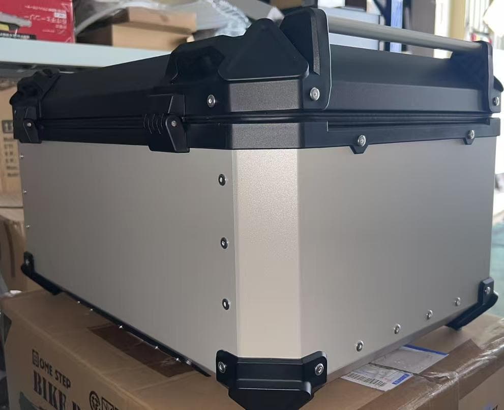 yykページ中古65L　バイクリアボックス アルミ制　シルバー