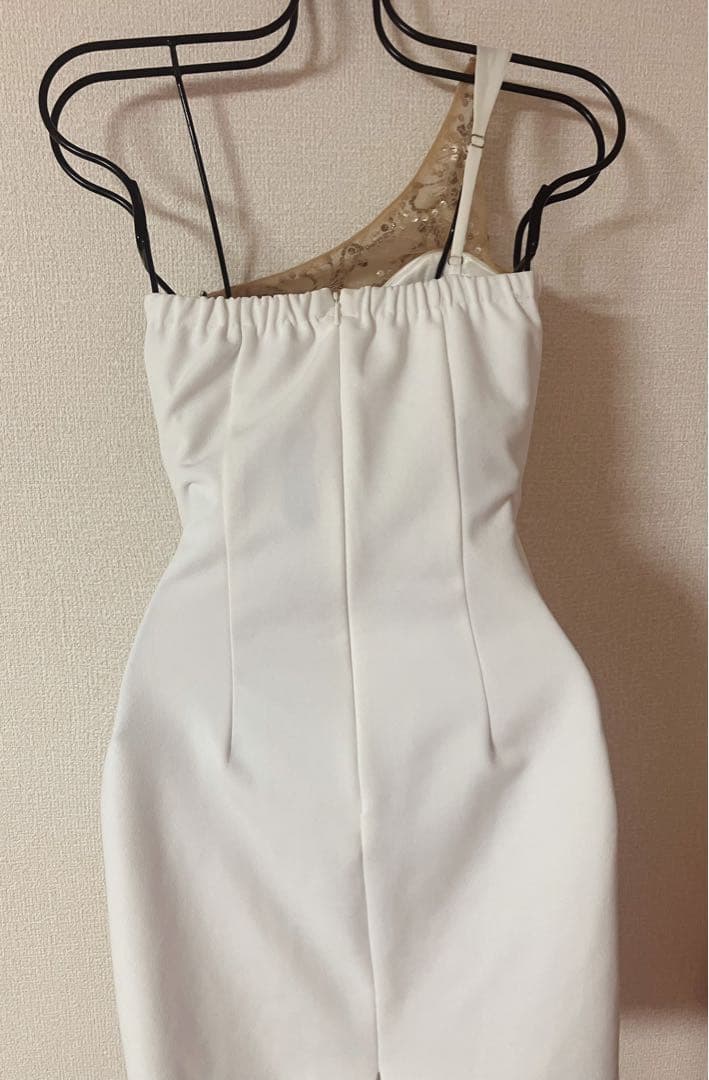 定価2.8万美品イルマIRMA高級キャバドレスS白ワンショルダー胸盛らなくてok