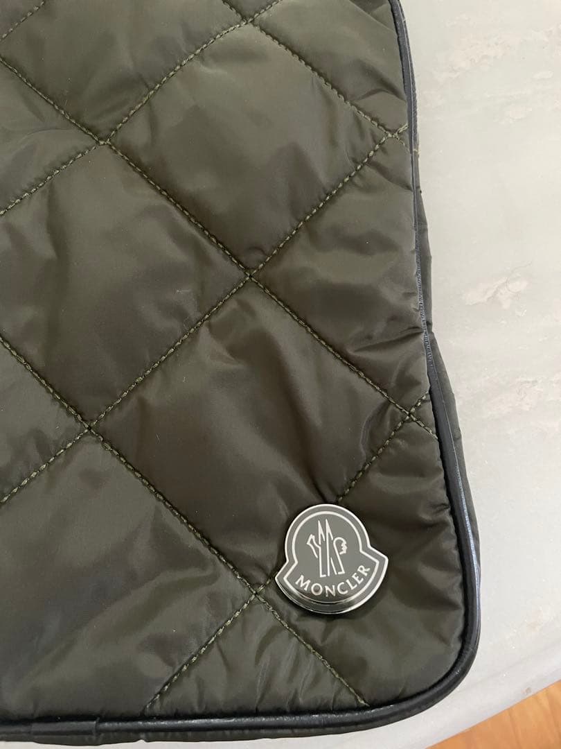 モンクレール　オリーブグリーン iPadケース キルティングデザイン