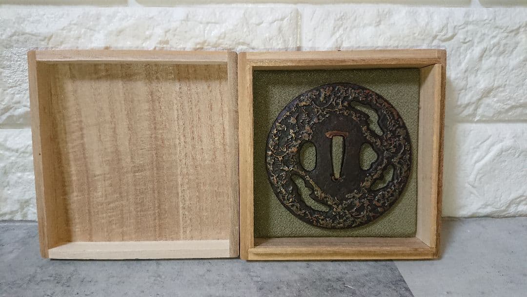 日本刀　鍔　大　高彫り 金象嵌　縦85mm 横85mm 厚み3mm 箱入り