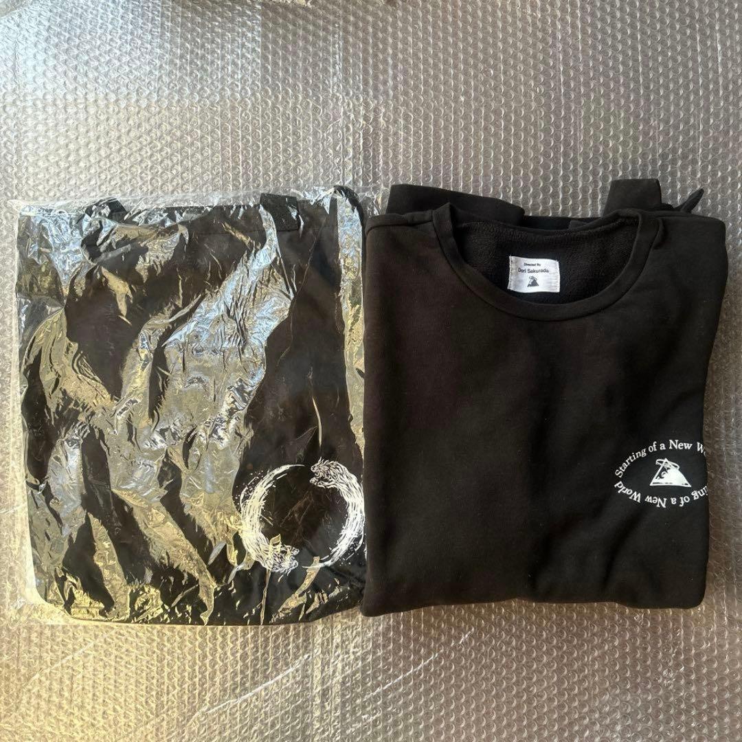 桜田通　黒トレーナーとトートバッグ