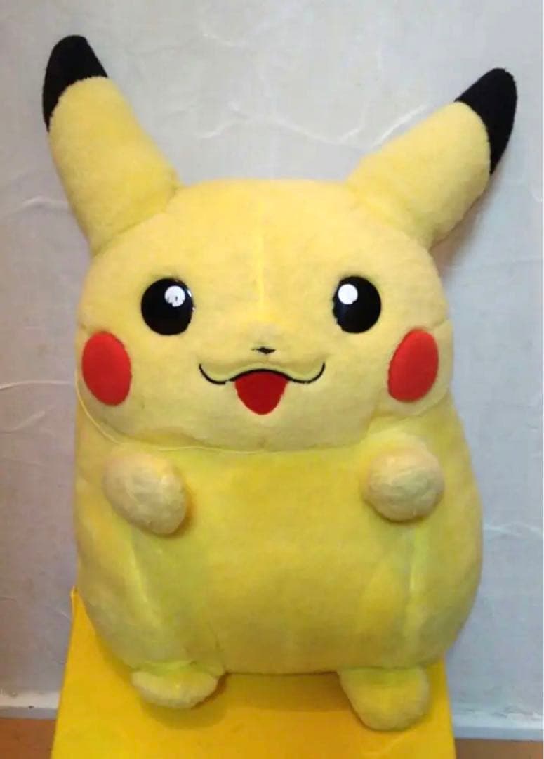 ピカチュウぬいぐるみ
