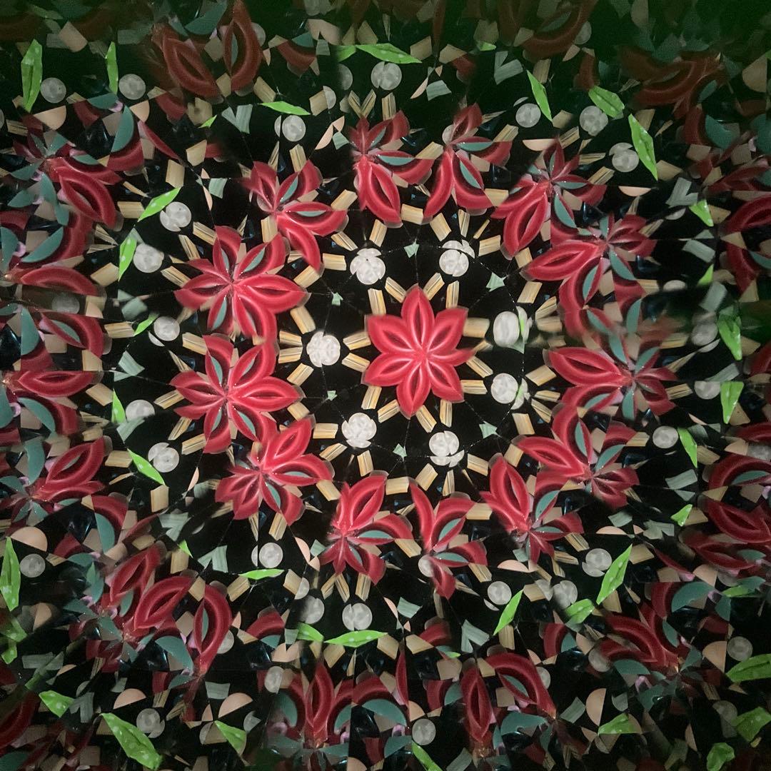 装飾的な紫と緑のガラスアート　万華鏡