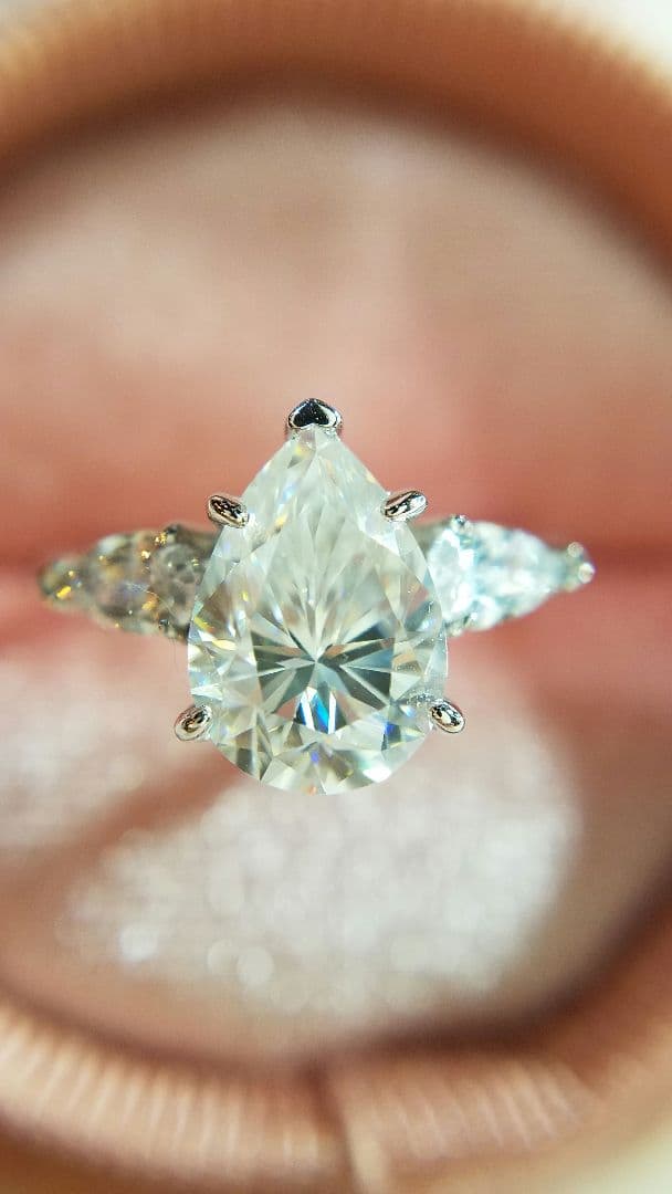 マーフィー様！最高級モアサナイト ペアシェイプ 3ストーンリング