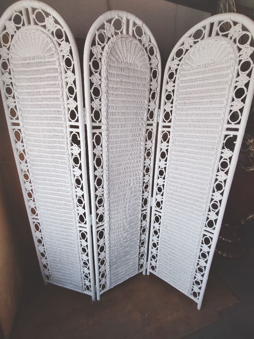 ホワイトラタン風トリプルパネルパーテーション