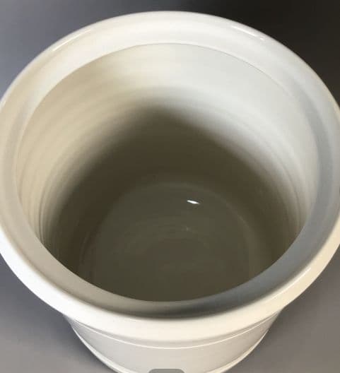 白い陶器の円筒形容器 蓋付き