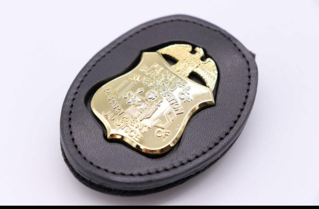 新品 FBI バッジ レザーケース レプリカ クリップ チェーン付 嵌込型